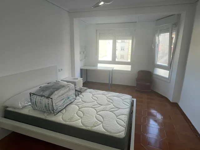 Piso ESTUDIANTES-FUNCIONARIOS ALQUILER habitaciones en Castellón, zona Av.Casalduch, 4 hab. 2 baños, ascensor. — 29