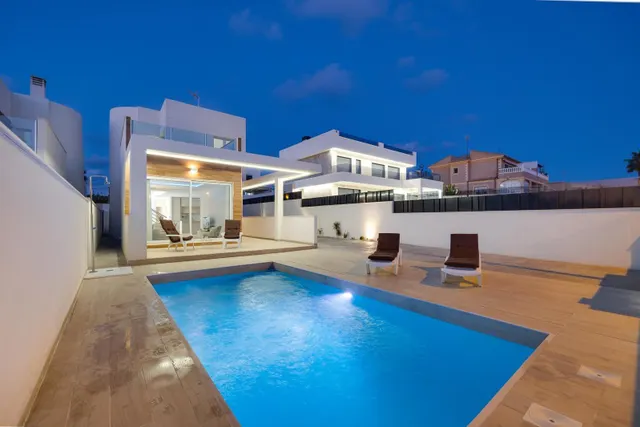 Villa moderna de 3 dormitorios con piscina privada en Aguas Nuevas, Torrevieja — 2