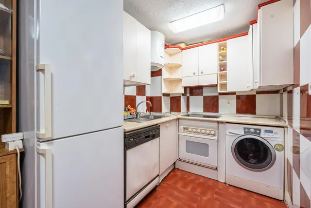 VIVIENDA CON MUCHAS POSIBILIDADES EN CALLE FUENCARRAL — 19
