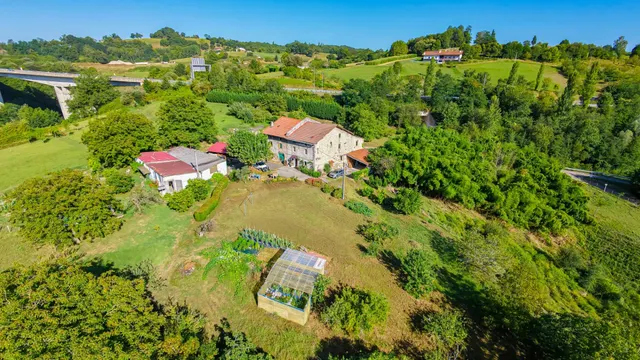 Caserío adosado con 16.277 m2 de terreno a un paso de Donostia — 38