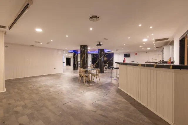 Local comercial 300m² en venta - Correos — 9