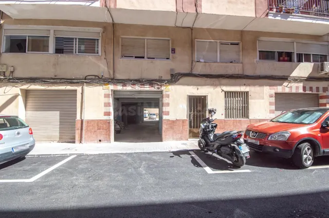 Local comercial de 333 m2 con gran patio de 200 m2 en calle 