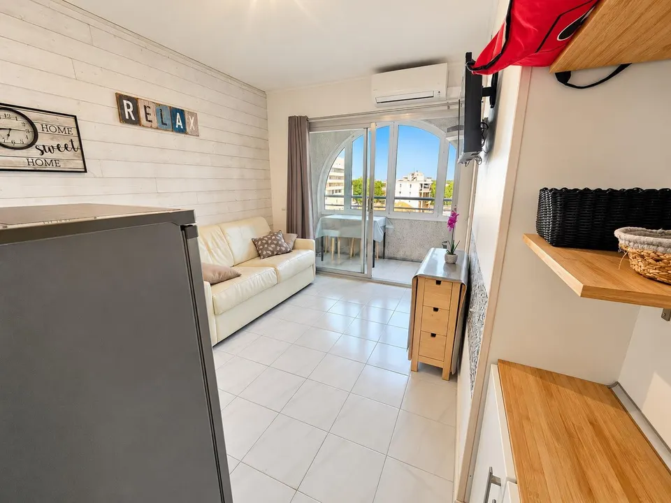 Estudio reformado en primera línea de playa con licencia turística – Empuriabrava
