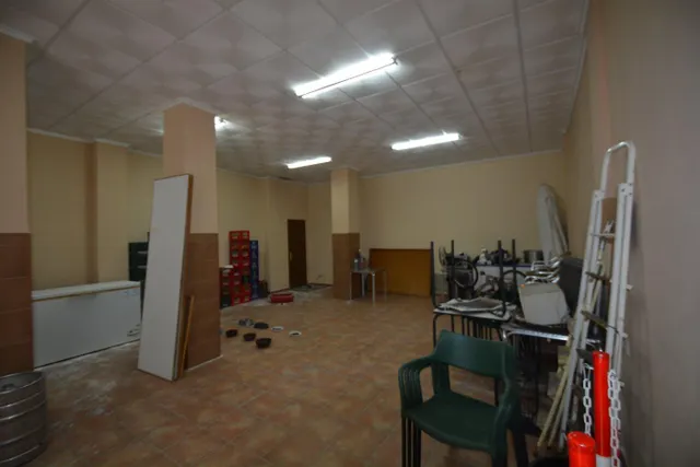 ¡¡ Gran oportunidad de negocio !! Venta de dos locales comerciales, opción a compra o traspaso. — 24