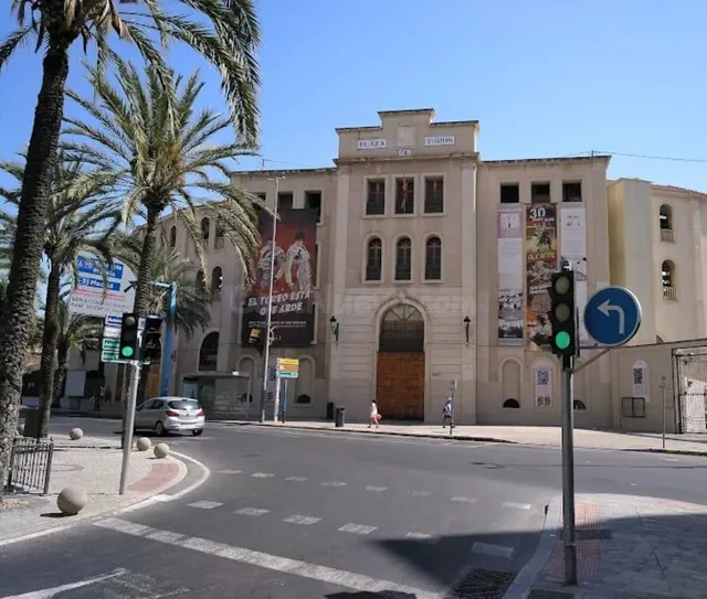 EDIFICIO DE CUATRO PLANTAS  A 3 MINUTOS DE PLAZA DE TOROS — 3