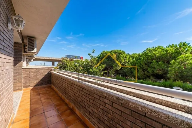 Casa adosada con piscina y garaje para 4 coches. — 18