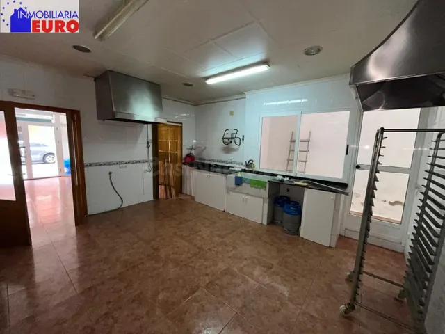 Local comercial TOTALMENTE ACONDICIONADO con casa de madera - foto 3