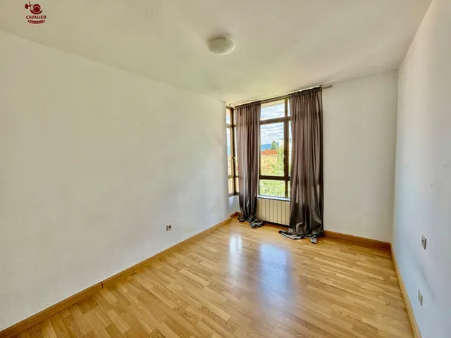 Piso exterior para entrar a vivir en 2ª planta de edificio sin ascensor. Con 115 m2 construidos, 3 dormitorios, 2 baños y terraza. — 12