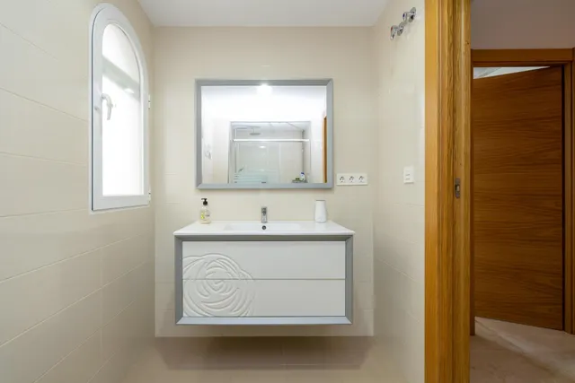 Dúplex de 4 dormitorios con vistas al mar, terraza y piscina en Velilla-Taramay — 36