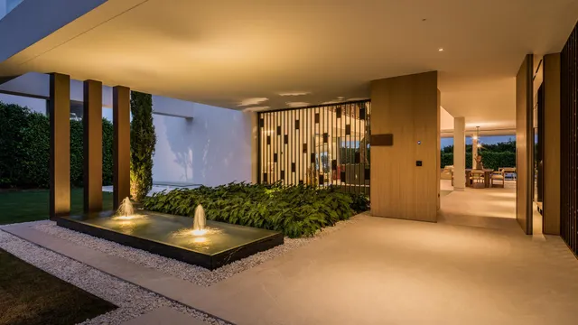 Sofisticada villa con vistas al mar en la Milla de Oro, Marbella — 41