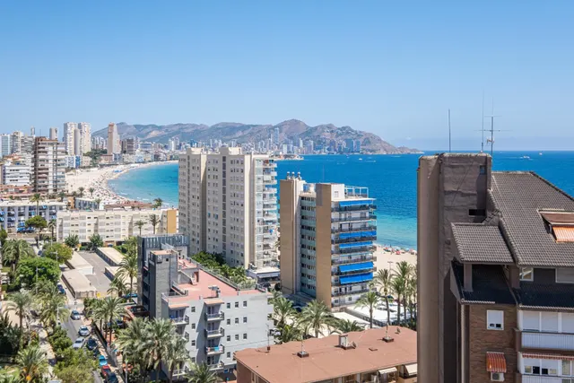 Ático en segunda línea de playa Poniente con vistas panorámicas al mar, a la playa y a la ciudad. — 2