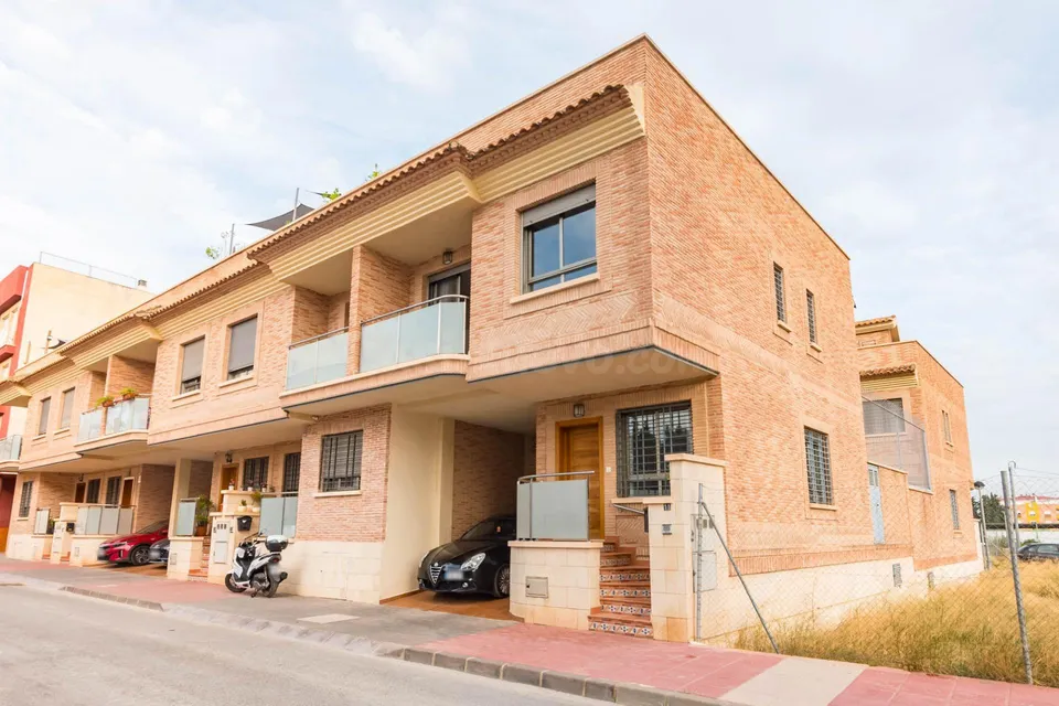 DÚPLEX 4 DORMITORIOS CON PLACAS SOLARES + VISTAS A LA MONTAÑA | ESQUINA