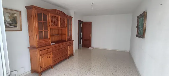 Piso de 3 dormitorios con piscina y garaje en urbanización cerca de la playa — 6