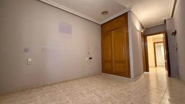 ✨ Piso de 135 m2 en pleno centro de Torrevieja, junto a la Plaza de la Constitución – Amplio, luminoso y con infinitas posibilidades ✨ — 10