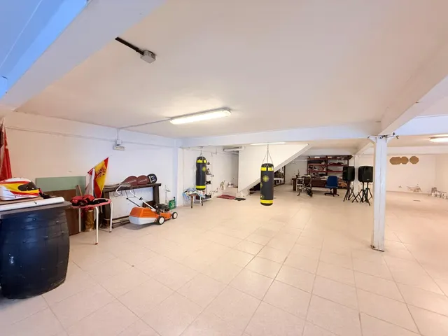 VENTA EN PLENO DOMINIO · Gran chalet de 545 m2 con placas solares y parcela privada de 3.000 m2 · Boadilla del Monte — 41