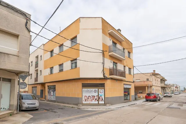 Piso muy céntrico en venta en Deltebre con terraza privada