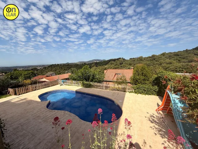 CASA CON PISCINA DISTRIBUIDA EN DOS VIVIENDAS - foto 3