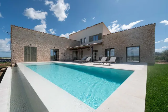 Exclusiva Finca Rústica en Sineu con Vistas Despejadas y Pis