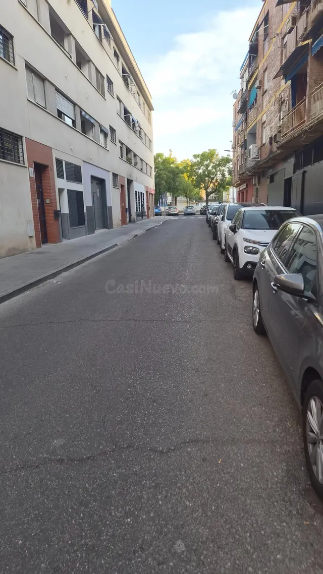 Venta de aparcamiento privado con excelente acceso en pleno barrio de Levante — 2