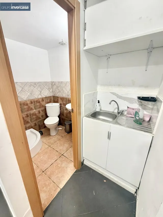 Local comercial en alquiler, se encuentra situado en zona Re - foto 5