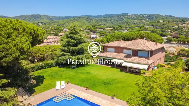 Exclusiva casa con jardín, piscina y espectaculares vistas al mar en Sant Andreu de Llavaneres — 2