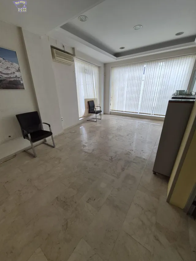 SE VENDE LOCAL COMERCIAL EN ZONA CENTRO — 6