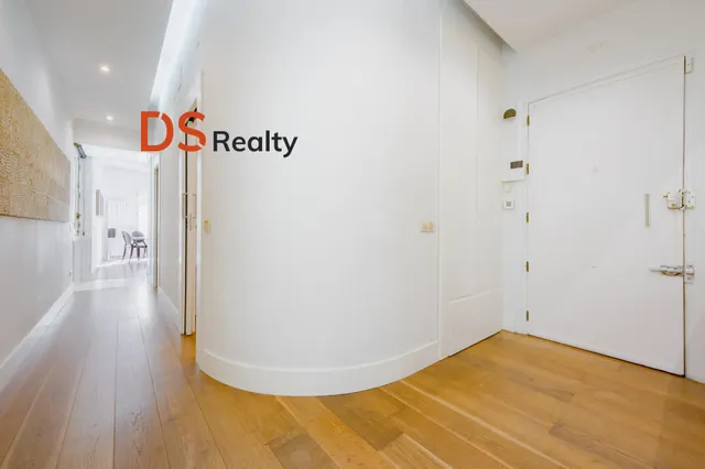 Ds realty presenta | vivienda exterior con tres balcones y terraza frente al templo de debod — 7