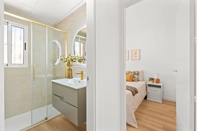 Encantadora vivienda reformada con terrazas, patio privado y piscina comunitaria — 13