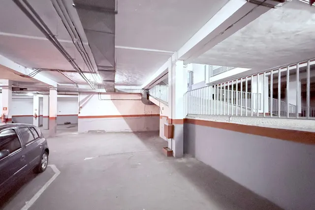Este no es un aparcamiento cualquiera; es el mítico Garaje Villafontana. — 9