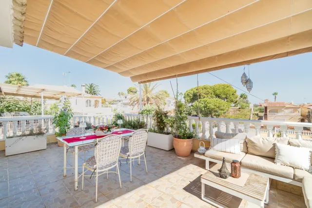 Maravilloso chalet pareado (aprox. 130 m2 + terrazas y garaje) con 4 dormitorios y 2 baños. Amplia parcela privada (516 m2) con jardín y gran piscina. — 13