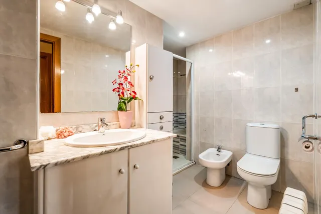 Piso 77m2., 3 Dormitorios, 2 Baños. Exterior con Patio y Ascensor. — 21