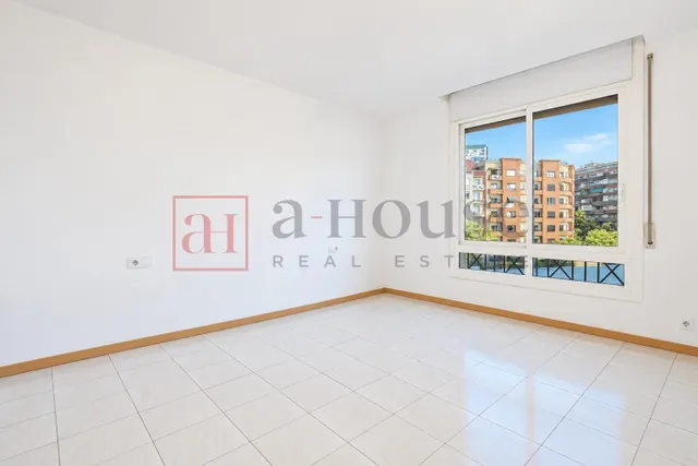 PISO ALTO Y LUMINOSO PARA REFORMAR CON DOBLE ORIENTACIÓN EN LA NOVA ESQUERRA DE L'EIXAMPLE — 8