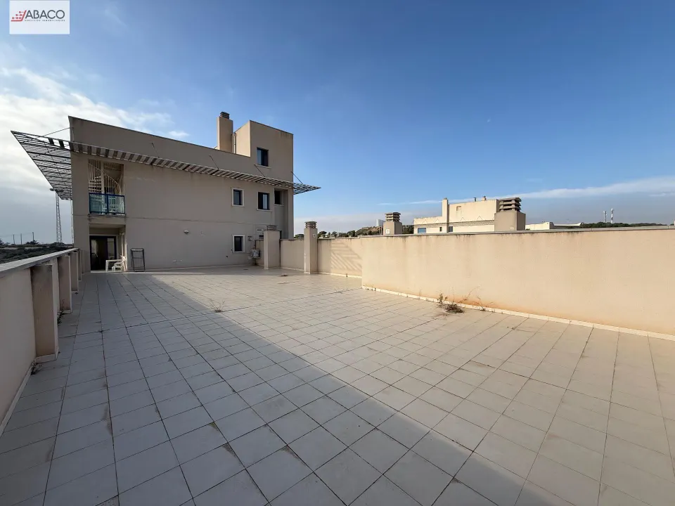 Ático con terraza de 140 m2 .