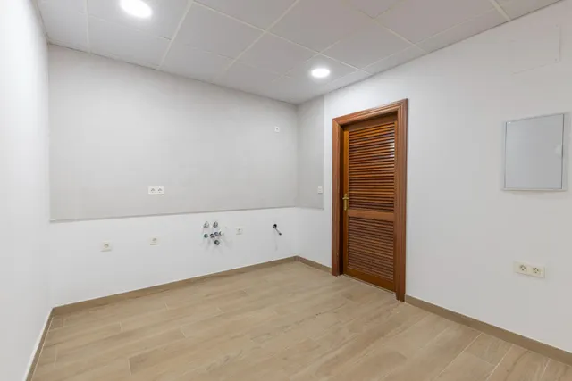 SE VENDE LOCAL TOTALMENTE REFORMADO EN PLENO CENTRO DE GRANADA (ALMONA DE SAN JUAN DE DIOS) — 10