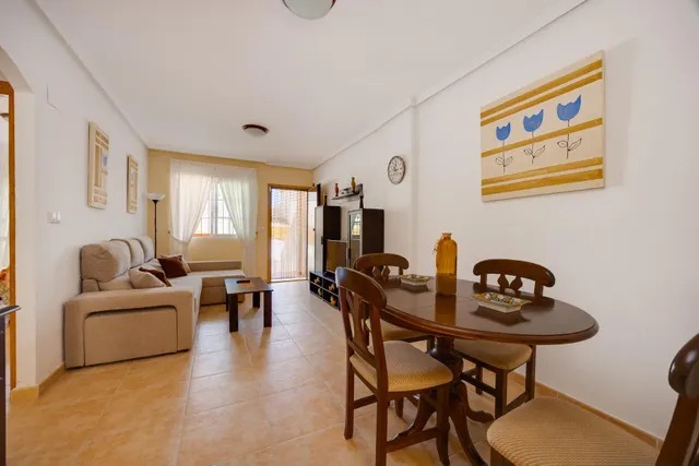 Bungalow con 2 jardines, garaje y piscina comunitaria en Torrevieja, los balcones — 11