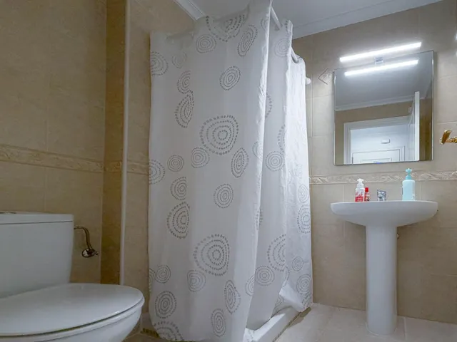 Orihuela Costa! Espectacular apartamento con amplios espacios + gran terraza con vistas despejadas y laterales al mar + Parking comunitario + Piscina comunitaria con zonas ajardinadas — 33