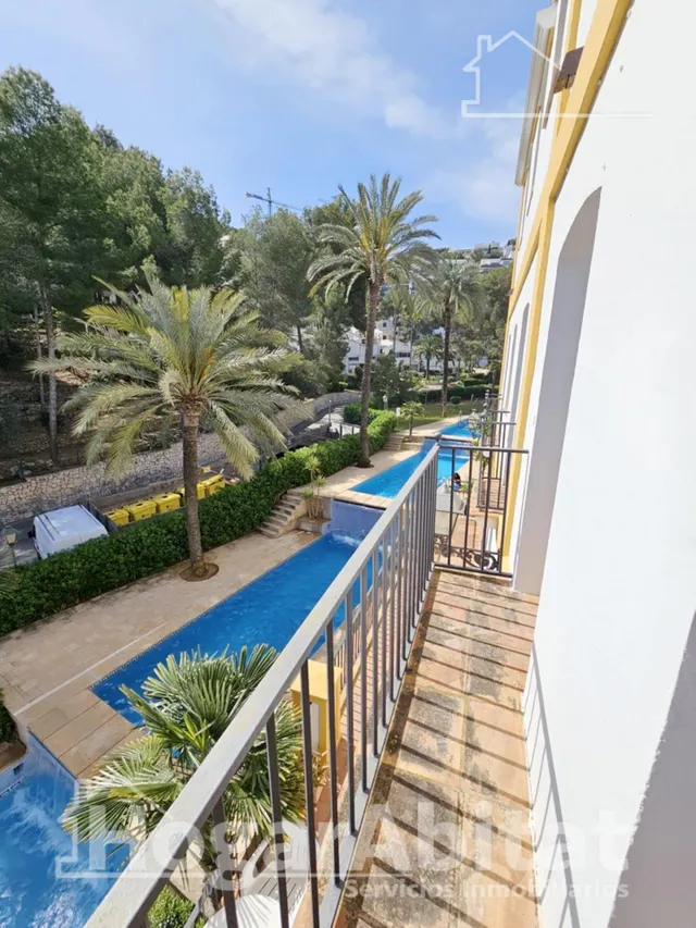Gran solárium privado y vistas a las piscinas en esta luminosa casa — 7