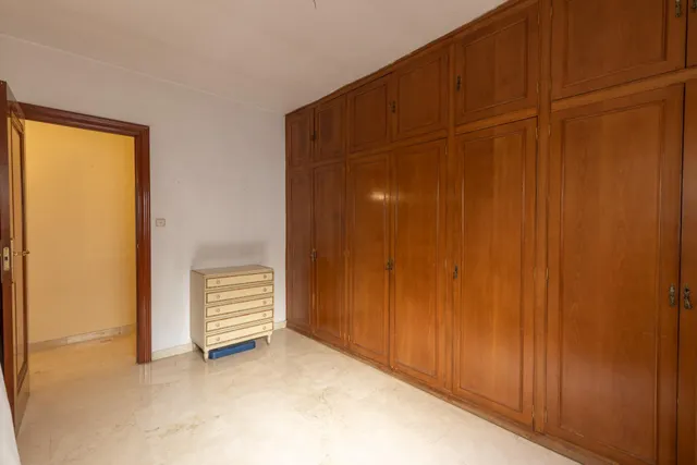Piso en venta en pleno centro de Granada – Planta alta, garaje y gran potencial de reforma — 18