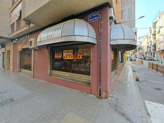 LOCAL COMERCIAL HACIENDO CHAFLÁN EN ZONA TRANSITADA — 4