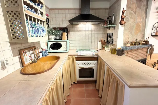 ## Elegante Casa de Pueblo Reformada en el Histórico Balnear - foto 4