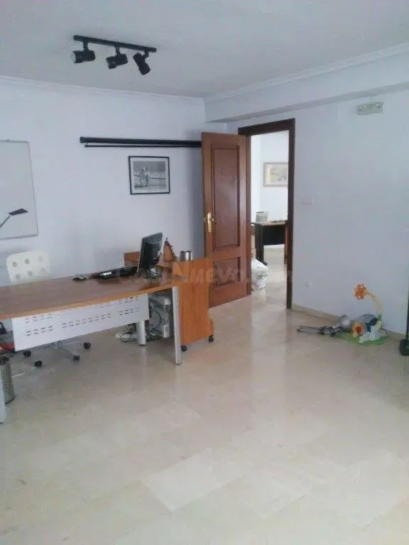 ENTRESUELO OFICINAS O CONVERTIR EN VIVIENDA - foto 2