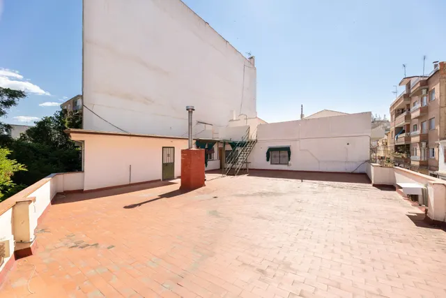 Local + vivienda en Avda. Cadiz — 29