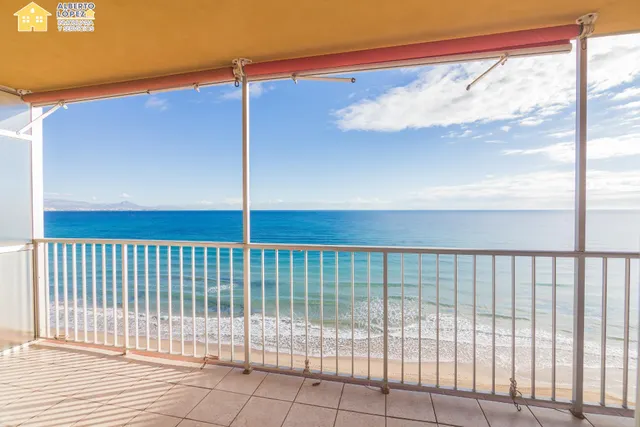 Apartamento en venta en primera línea de playa en Los Arenales del Sol, la propiedad está afectada por la Ley de Costas — 45