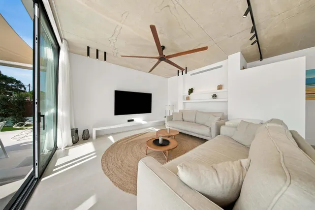 Exclusiva villa de diseño moderno con piscina privada, jardín, garaje y domótica avanzada — 16