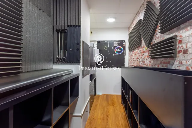 Amplia vivienda con ascensor, patio y terrazas — 34