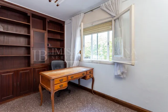 PISO CON MUCHAS POSIBILIDADES EN PLAZA CATALANA — 28