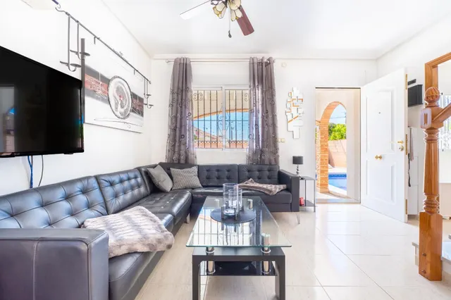 Villa independiente con orientación sur, piscina privada y j - foto 4