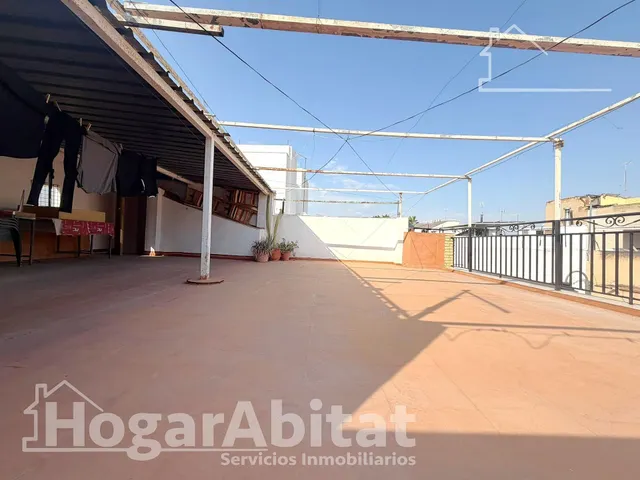 ¡En buena zona! Casa amplia y luminosa con gran terraza y balcón — 13