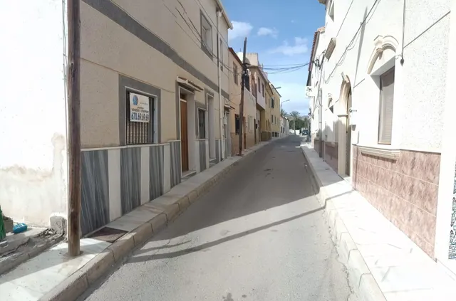 CASA FAMILIAR EN FINES ( ALMERÍA) DE 7 habitaciones.