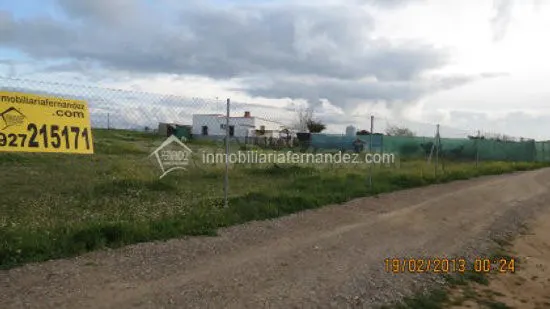 Parcela de 2000 m2 en Sierra de Fuentes - foto 2